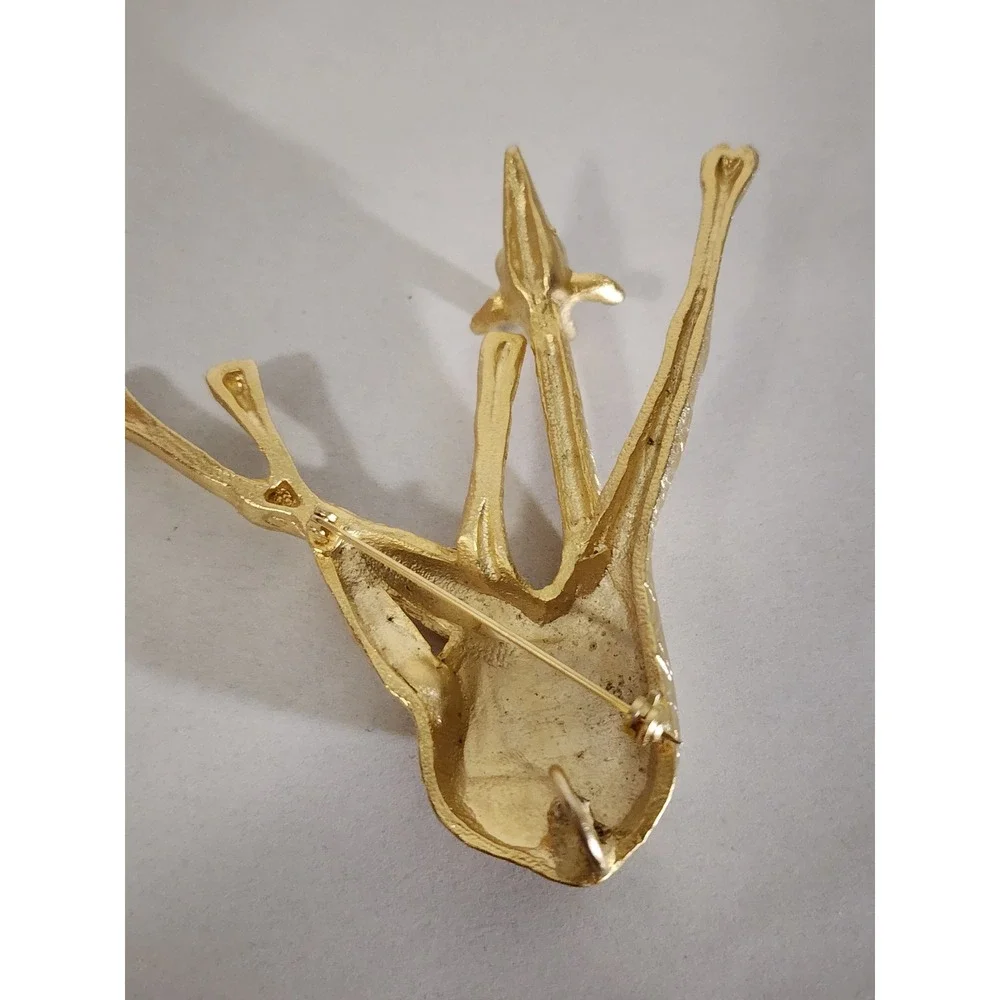 Vintage Gold Tone Drinking Giraffe Brooch Pendant Textured Animal Figural Pin